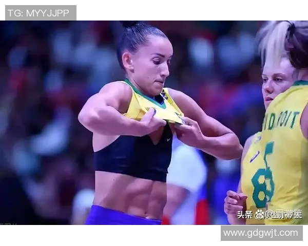 足球女球星展示惊人腹肌力量展现女性运动员健康与魅力