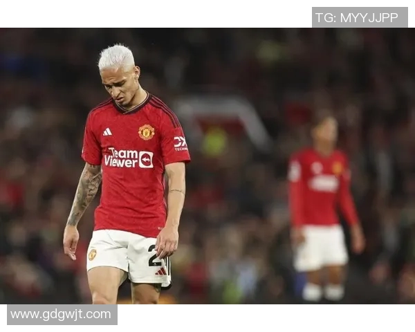 足球球星意外滑倒瞬间引发全场爆笑画面回放